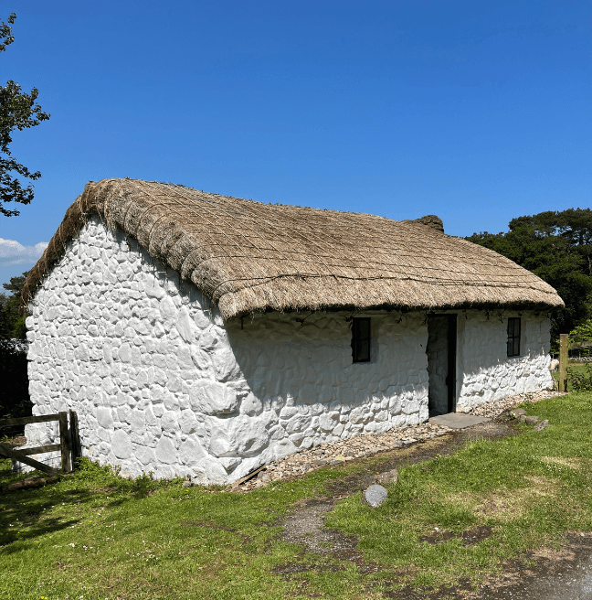 Side angle photo of thatched cottage, Duncrun Cottier's House